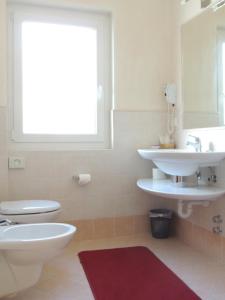 A bathroom at Liz Hotel & Apartments
