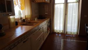 Kuchyň nebo kuchyňský kout v ubytování Villa Lucrezia
