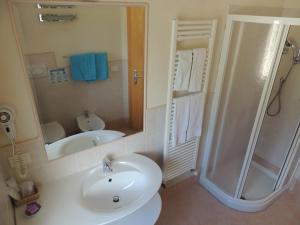A bathroom at Liz Hotel & Apartments