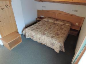 A bed or beds in a room at Liz Hotel & Apartments