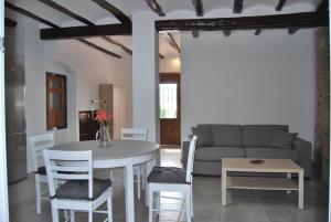un soggiorno con tavolo e divano di Apartamento Tramuntana a El Perelló
