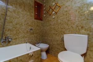 y baño con aseo, bañera y lavamanos. en Costabravaforrent Masferrer, en L'Escala