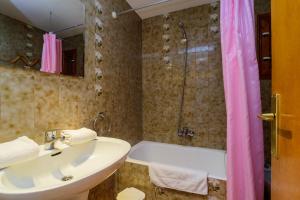 レスカラにあるCostabravaforrent Masferrerのバスルーム(シンク、バスタブ、シャワー付)