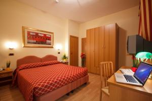 En eller flere senge i et værelse på Hotel Villa Luca