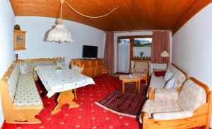 A television and/or entertainment centre at Ferienwohnung Frauenschuh