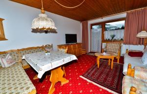 A television and/or entertainment centre at Ferienwohnung Frauenschuh