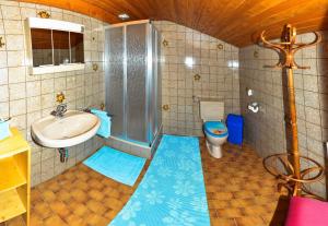 A bathroom at Ferienwohnung Frauenschuh
