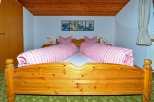 A bed or beds in a room at Ferienwohnung Frauenschuh