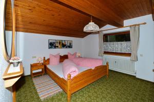 A bed or beds in a room at Ferienwohnung Frauenschuh