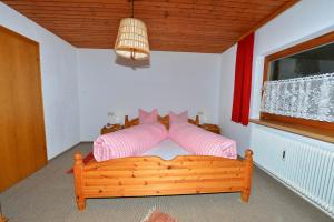 A bed or beds in a room at Ferienwohnung Frauenschuh