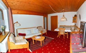 A seating area at Ferienwohnung Frauenschuh