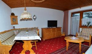 A television and/or entertainment centre at Ferienwohnung Frauenschuh