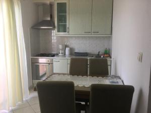 Kuchyň nebo kuchyňský kout v ubytování Apartments Lucija