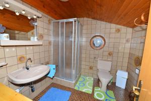 A bathroom at Ferienwohnung Frauenschuh