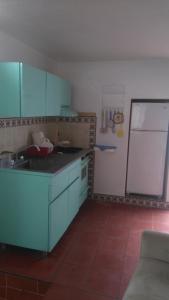 cocina con armarios azules y nevera blanca en Arquitectos Departamento 11-2, en Guanajuato
