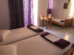 Postel nebo postele na pokoji v ubytování Tholos Rooms