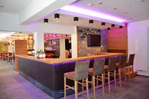 bar w restauracji z fioletowym oświetleniem w obiekcie Hotel Schladmingerhof w Schladming