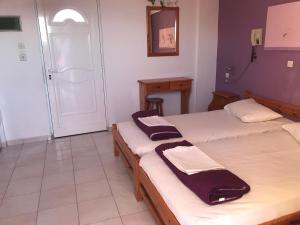 Postel nebo postele na pokoji v ubytování Tholos Rooms
