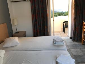 Postel nebo postele na pokoji v ubytování Tholos Rooms