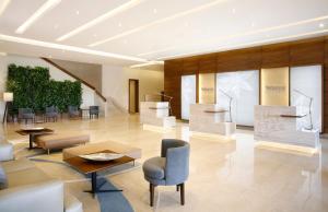 un hall avec des chaises et des tables dans un bâtiment dans l'établissement The Westin Cairo Golf Resort & Spa, Katameya Dunes, au Caire