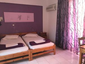 Postel nebo postele na pokoji v ubytování Tholos Rooms
