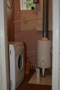 ドルジャンスカヤにあるГорького38のバスルーム(洗濯機、洗濯機付)