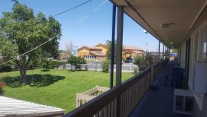 balcón con vistas a un patio en Motel Oasis, en Moses Lake