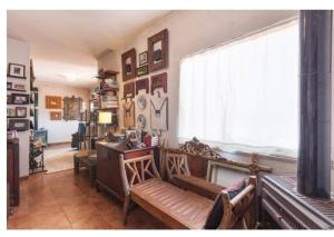 - un salon avec un banc, un bureau et une fenêtre dans l'établissement Land Story - Rural House, à Marco de Canavezes