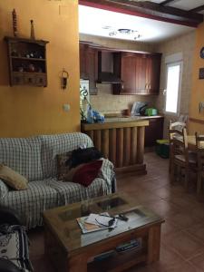 Una sala de estar con un sofá y una mesa de café. en Alojamiento Rural Los Olivos, en Arroyo Frío