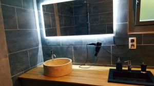 a bathroom with a sink and a shower at Skymist Maison d'hôtes in Biert