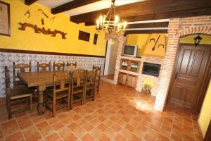 a dining room with a wooden table and chairs at Casa Rural Calderon de Medina III in Siete Iglesias de Trabancos