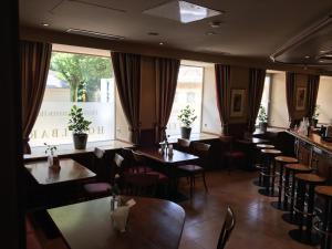 a restaurant with tables and chairs and a window at Tagungshotel Höchster Hof in Frankfurt