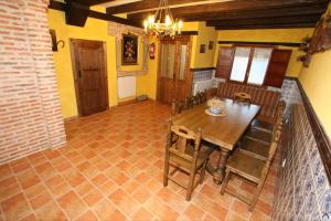 Siete Iglesias de TrabancosにあるCasa Rural Calderon de Medina IIIのダイニングルーム(木製テーブル、椅子付)