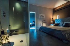 A bed or beds in a room at Urban Suite