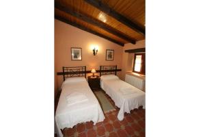a bedroom with two beds in a room at Casa Rural Calderon de Medina III in Siete Iglesias de Trabancos