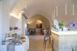 a kitchen and dining room with a table and chairs at Tenuta Danesi - Camere - Appartamenti - Bubble Room in Matera