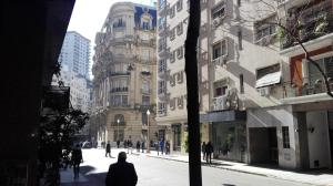 un hombre caminando por una calle de la ciudad con edificios en Casa de Familia - Solo Para Mujeres *Woman ONLY* en Buenos Aires