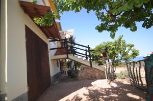 una casa con scala che porta a una porta di Appartamenti Salusai a Trinità dʼAgultu