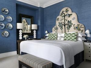 een blauwe slaapkamer met een groot bed en blauwe muren bij The Whitby Hotel in New York