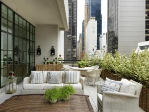 een patio met banken en een tafel op een gebouw bij The Whitby Hotel in New York