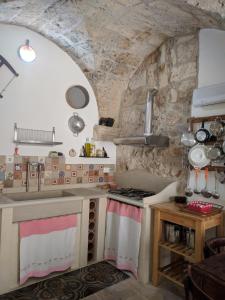 SoletoにあるBilocale San Nicolaのキッチン(シンク、コンロ付)
