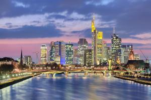 een uitzicht op de skyline van de stad met een brug over een rivier bij Hotel Forty Four in Frankfurt am Main