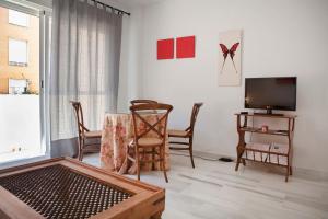 Televízia a/alebo spoločenská miestnosť v ubytovaní Apartamento Buhaira