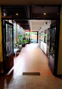 un pasillo vacío con puertas y plantas en un edificio en Yen Aura Boutique Hotel, en Chiang Mai