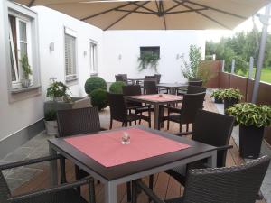 A seating area at Gasthof-Pension Schütz