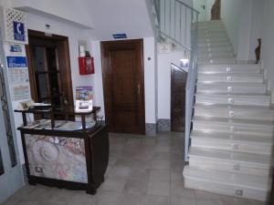 una escalera en un edificio con escalera en Pensión Guerrero, en Cabra