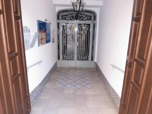 un pasillo con una puerta en una casa en Pensión Guerrero, en Cabra