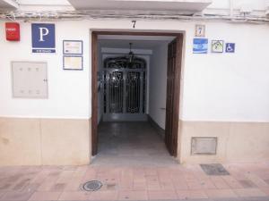 una puerta abierta a un edificio con una puerta en Pensión Guerrero, en Cabra