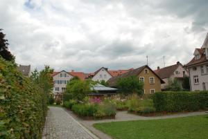 une rangée de maisons dans une ville avec jardin dans l'établissement Ferienwohnungen Lisa, à Wangen im Allgäu