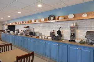 Facilități de preparat ceai și cafea la Country Inn & Suites by Radisson, Warner Robins, GA